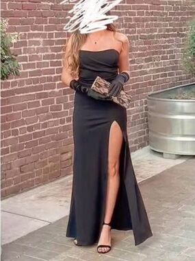 Elegant Black Strapless Evening Dress with Thigh Slit